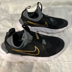Nike Fkex Runner 2 slip on big kid running shoe. Black and gold colorway EUC